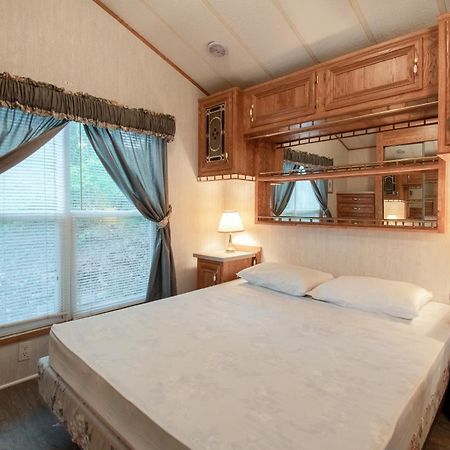 Spring Gulch Screened Park Model 6 Mount Airy Room photo